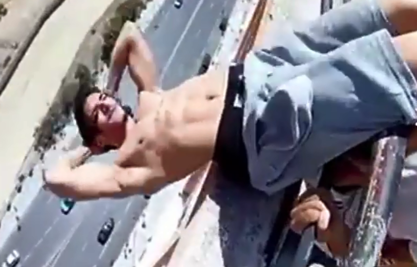 chang trai tap gym tren mai nha anh 1