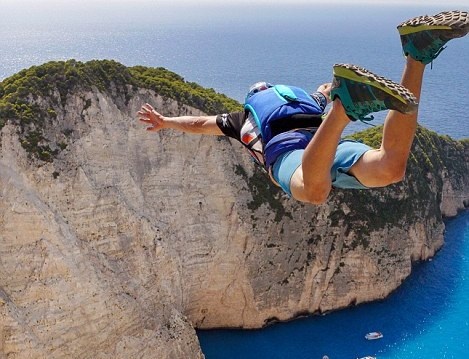 Nhom nguoi ua mao hiem dua nhau nhay xuong bien hinh anh