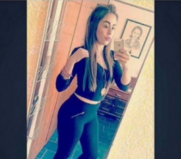 co gai selfie tai dam tang anh 2