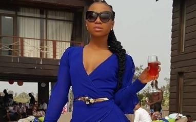 Hoi con nha giau Nigeria khoe sieu xe, nem tien khi du tiec hinh anh