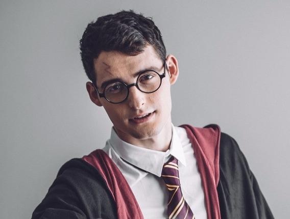 Chang trai duoc menh danh Harry Potter phien ban doi thuc hinh anh