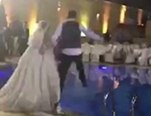 Co dau, chu re nam tay nhau nhay xuong ho hinh anh