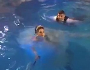 cô dâu nhảy xuống bể bơi ảnh 1 co dau nhay xuong be boi anh 1