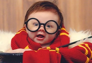 Be gai 3 thang tuoi duoc menh danh Harry Potter nhi hinh anh