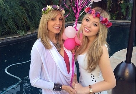 con gai Donald Trump anh 3