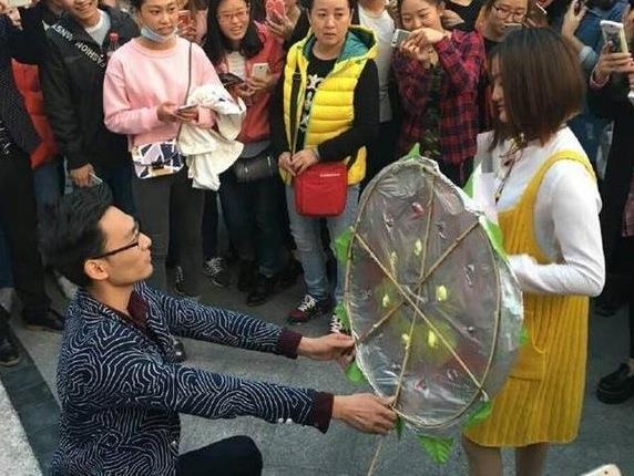 Chang trai bi ban gai tat khi cau hon bang vong hoa hinh anh