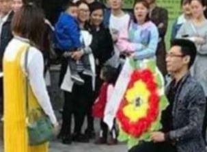 Chang trai cau hon ban gai bang vong hoa hinh anh