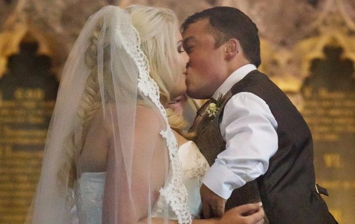 Chu re 1,1 m bac thang hon co dau 1,7 m trong dam cuoi hinh anh