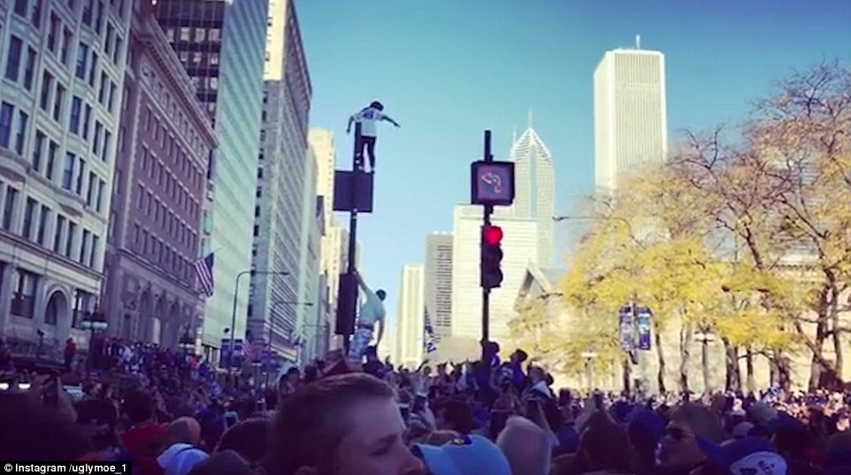 Co gai roi tu do tu cot den hinh anh