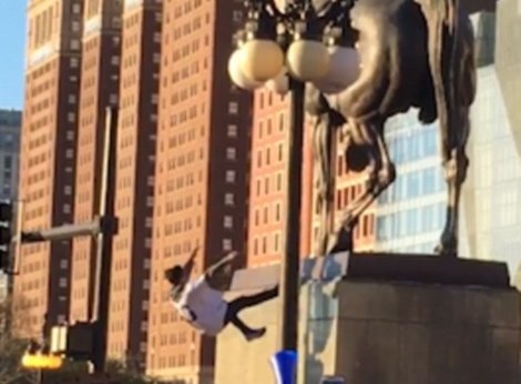 Chang trai roi tu do tu chan mot buc tuong hinh anh