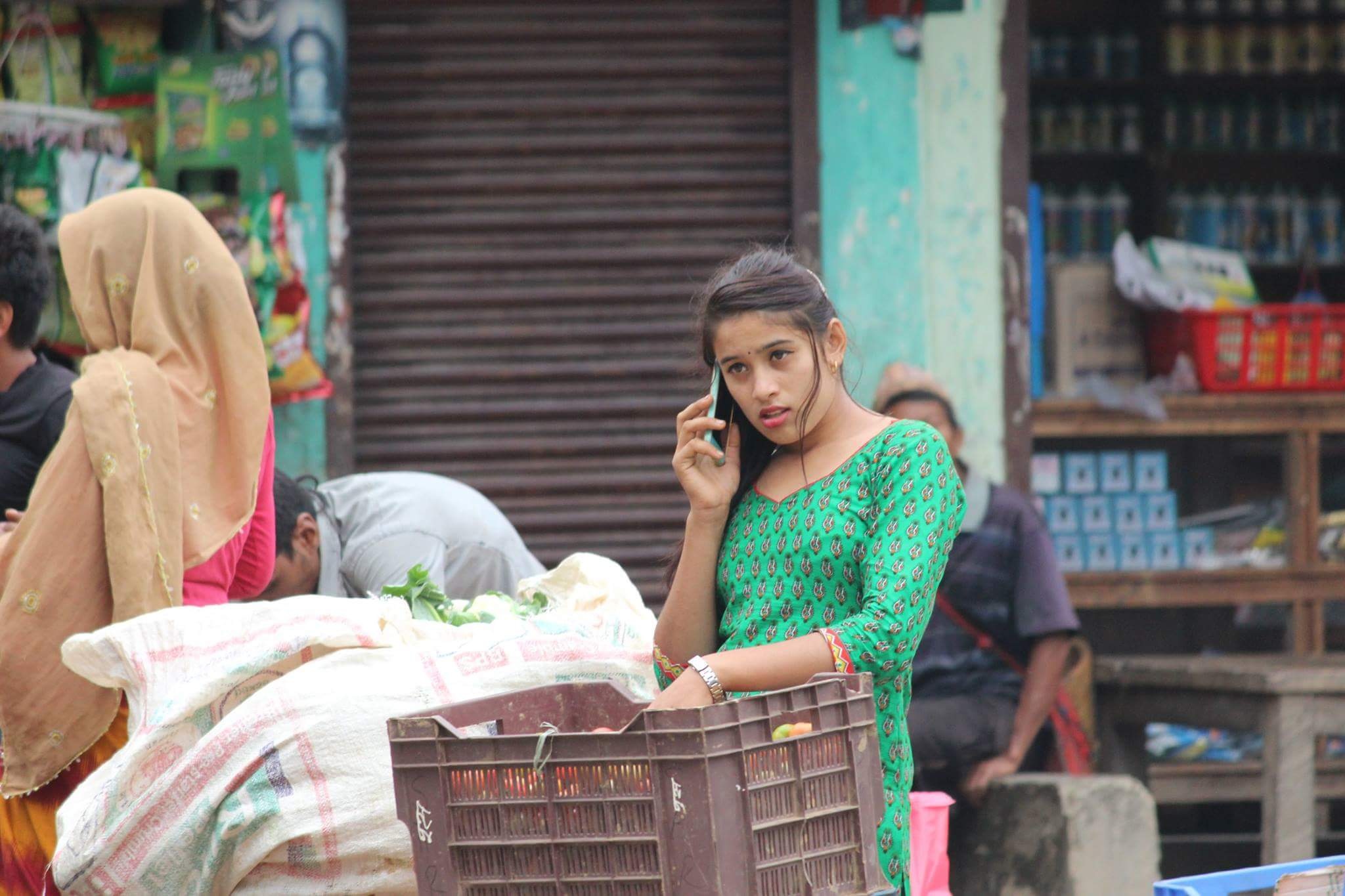 co gai ban rau xinh dep anh 2