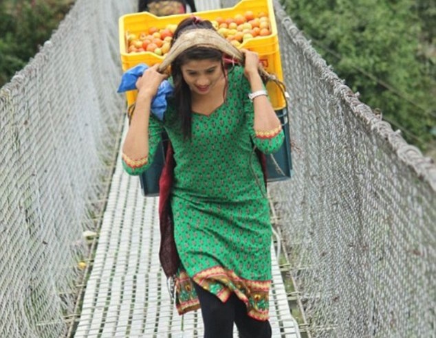 co gai ban rau xinh dep anh 1