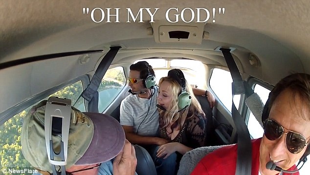 Chang trai cau hon ban gai tu truc thang hinh anh