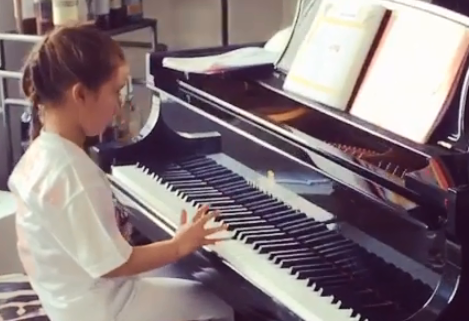 Arabella tap choi piano hinh anh