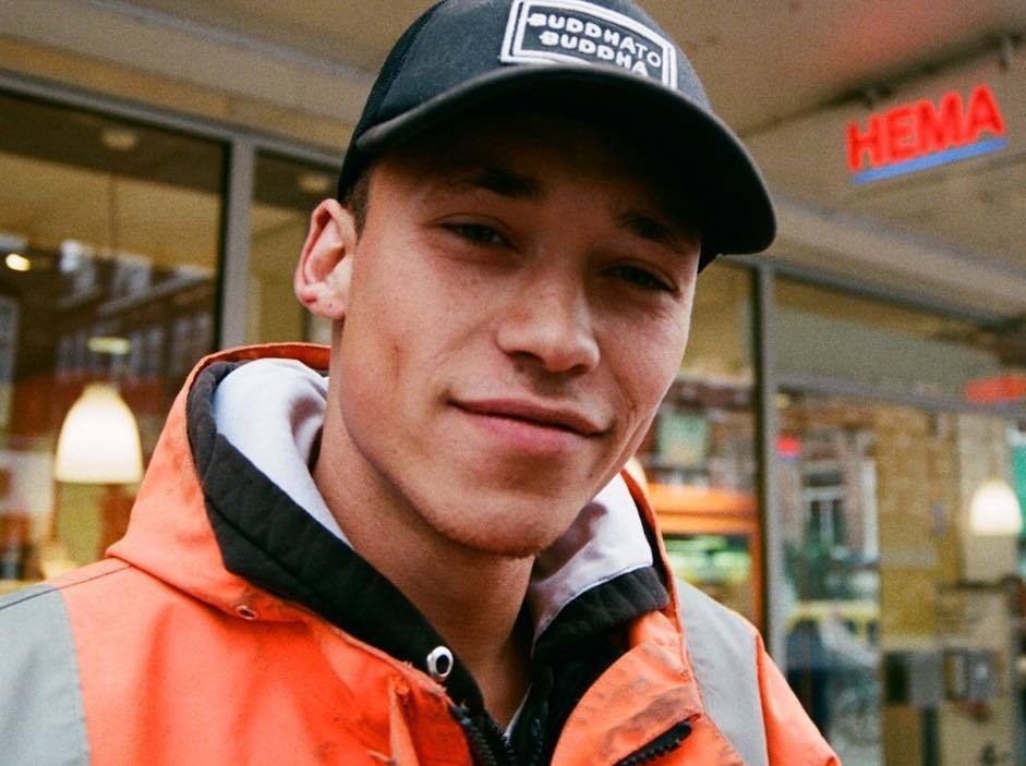 Nam cong nhan doi doi nho buc anh cua nguoi la hinh anh