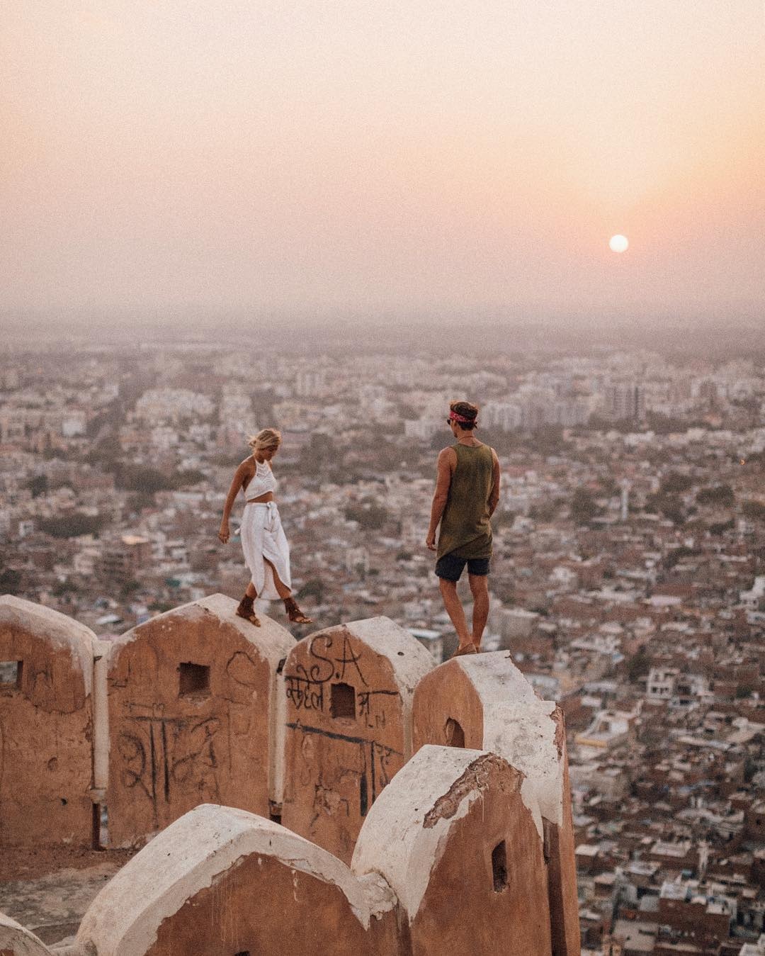 cap doi kiem tien khi du lich anh 11