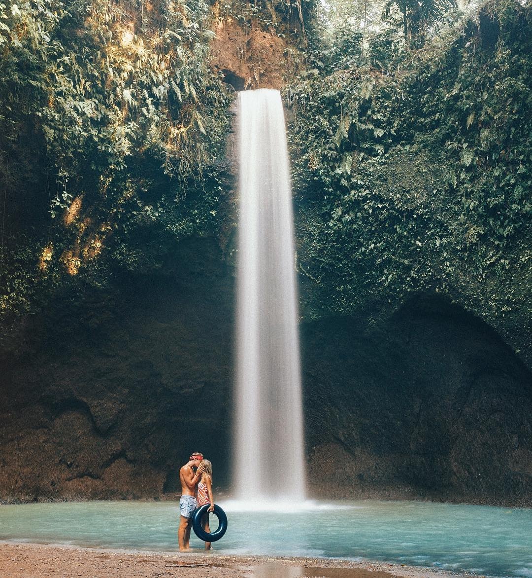 cap doi kiem tien khi du lich anh 8