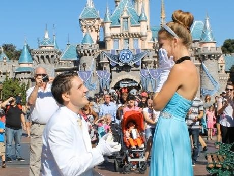 Chang trai bat ngo cau hon ban gai bang giay thuy tinh hinh anh