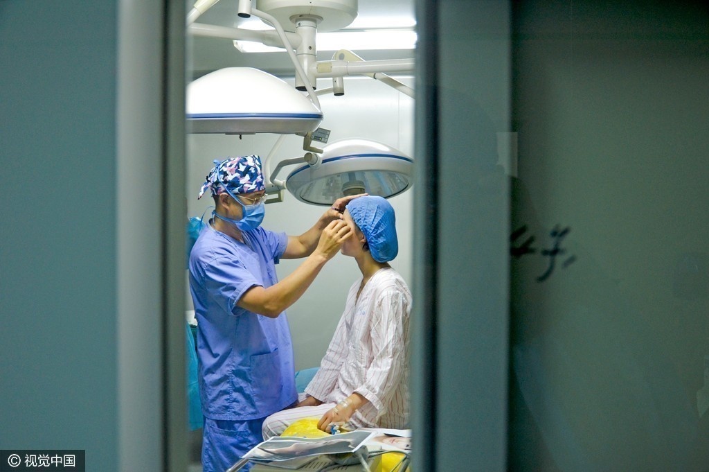 co gai phau thuat giong Luu Diec Phi anh 2