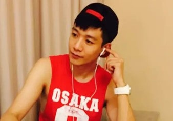 Chang trai tro thanh ca si nho thuong xuyen hat karaoke hinh anh