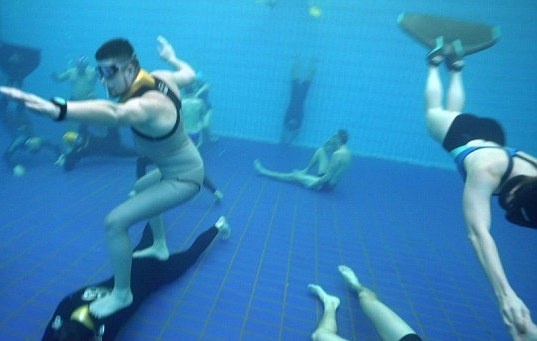 lam ma no canh duoi day be boi anh 1