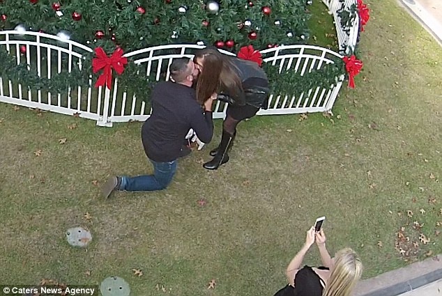 Chang trai cau hon ban gai bang flycam hinh anh