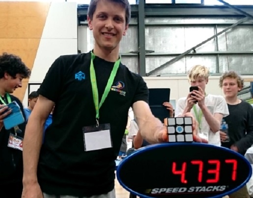 xoay khoi rubic trong 4, 7 giay anh 1