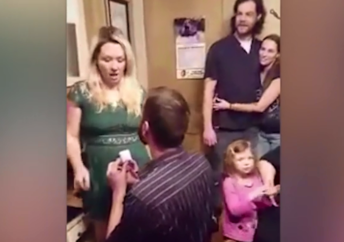 Co gai giat minh het len khi duoc ban trai cau hon hinh anh