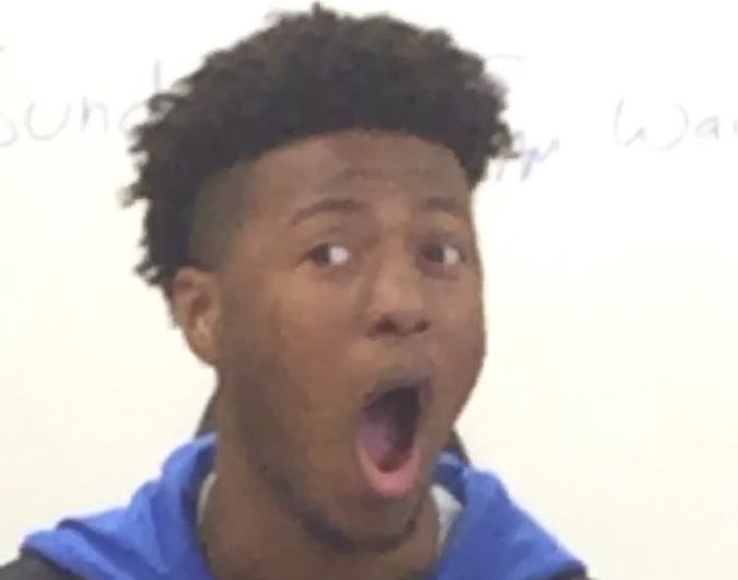 Bieu cam hai huoc cua Jalen Brooks khi thay dong vat hinh anh