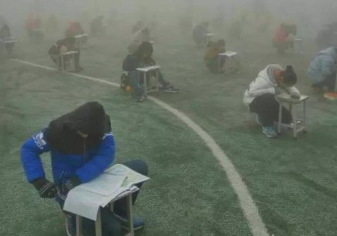Hoc sinh Trung Quoc thi ngoai troi du khong khi o nhiem nang hinh anh