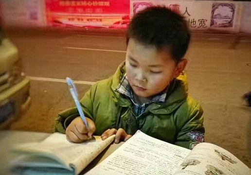 cậu bé học bài bên thùng rác ảnh 2 cau be hoc bai ben thung rac anh 2