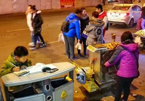 cậu bé học bài bên thùng rác ảnh 1 cau be hoc bai ben thung rac anh 1