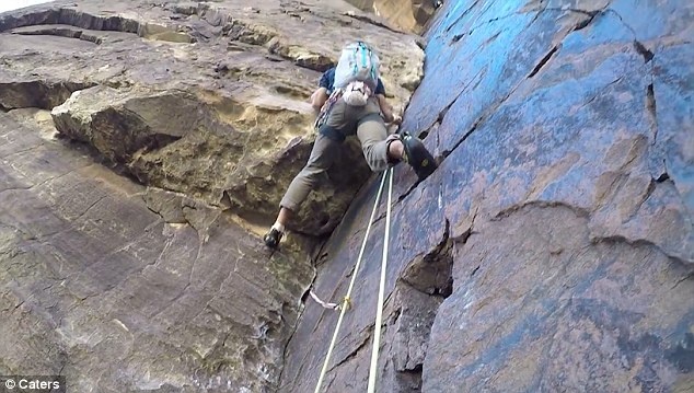 Chang trai lieu mang leo nui khong can thiet bi bao ho hinh anh