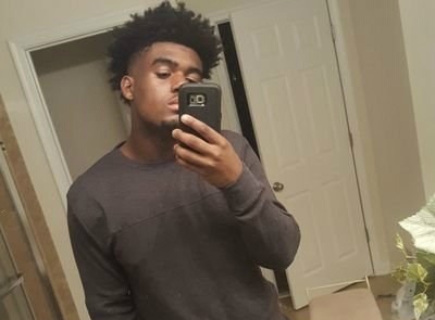 chang trai mac ao cung mau voi chai nuoc anh 2