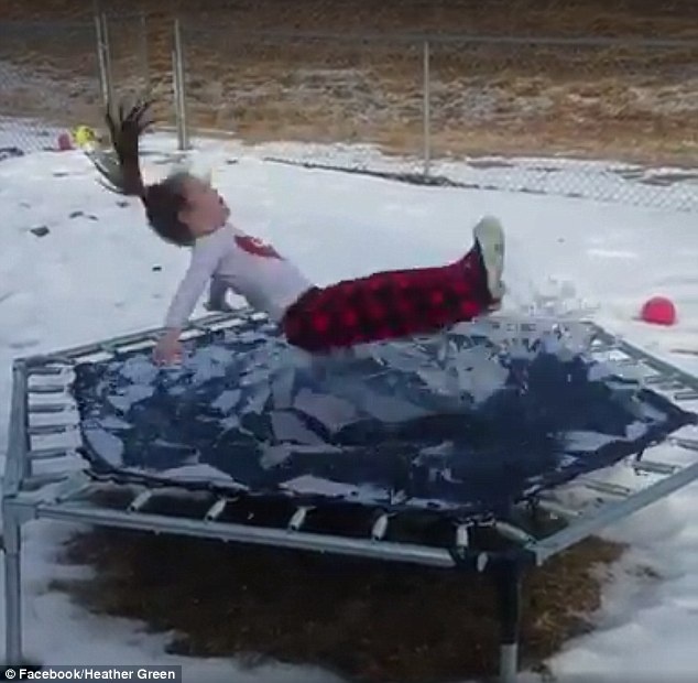 Video co be nhay len tam nem lo xo bi phu kin bang tuyet thu hut 25 trieu luot xem hinh anh