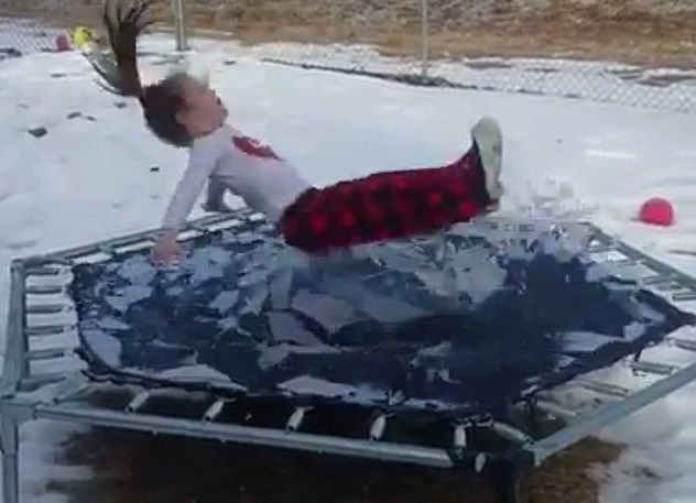 Video nhay tren tam nem lo xo bi tuyet phu thu hut 25 trieu luot xem hinh anh