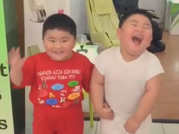 Cap sinh doi map tap the duc hinh anh