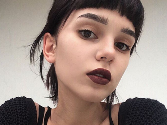 Co gai 19 tuoi noi tieng voi toc mai nham nho hinh anh