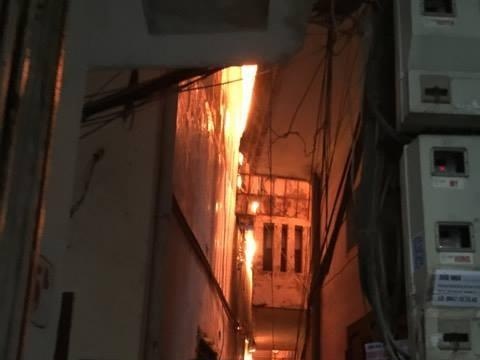 Nghi bi trom dien thoai co gai phong hoa dot nha tro hinh anh