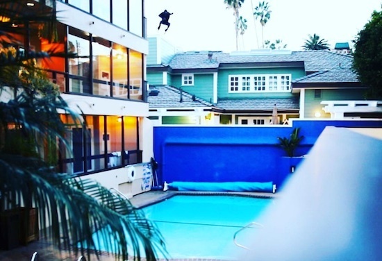 chang trai nhay xuong ho boi anh 2