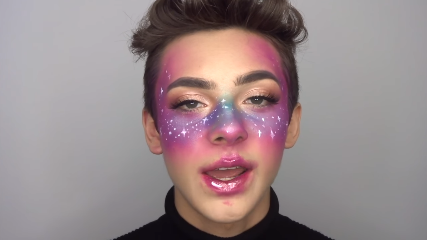 Beauty blogger Ryan Potter huong dan trang diem phong cach galaxy hinh anh