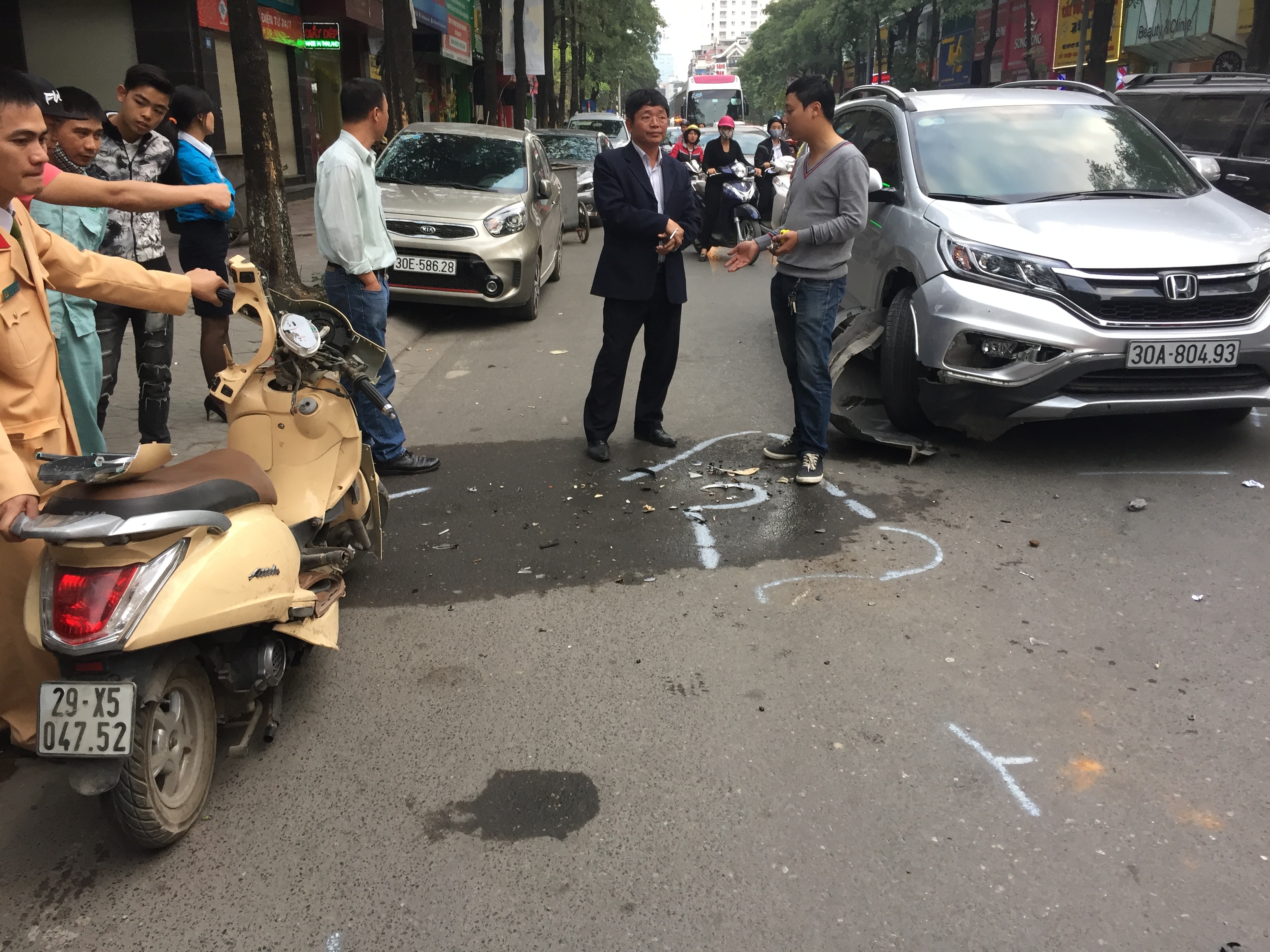 Hang chuc nguoi cuu be trai mac ket duoi gam o to anh 1