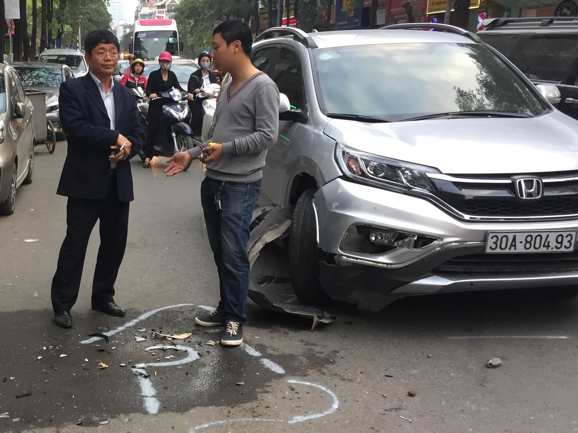 Nguoi dan khieng oto cuu be 5 tuoi mac ket duoi gam hinh anh