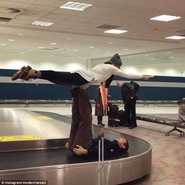 Video bay tren duong van chuyen hanh ly hut 6 trieu luot xem hinh anh