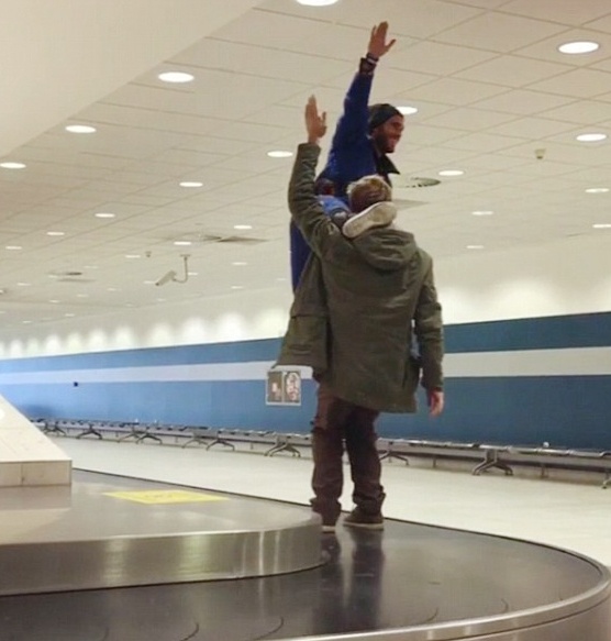 bay tren duong van chuyen hanh ly anh 1