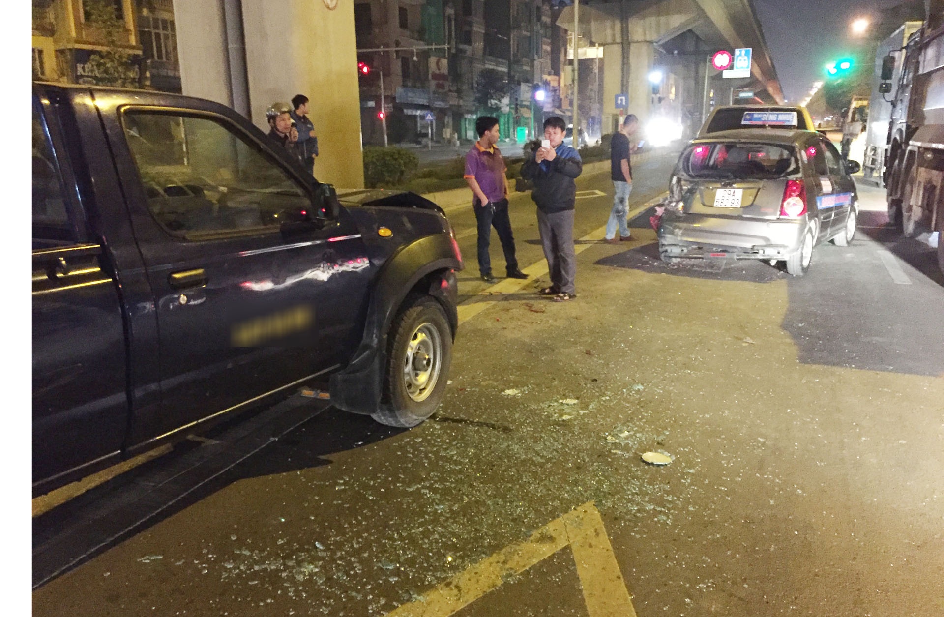 Xe bien xanh tong taxi, 3 nguoi nhap vien hinh anh