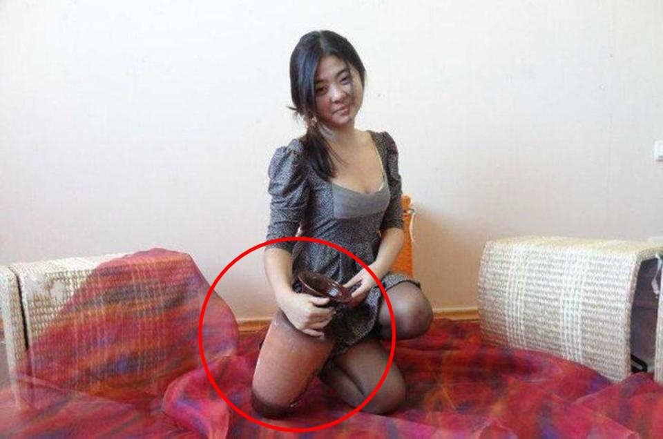 buc anh co gai co 3 chan anh 2