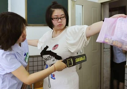 Coi quan ao lam bai thi va nhung cach chong gian lan thi cu hinh anh