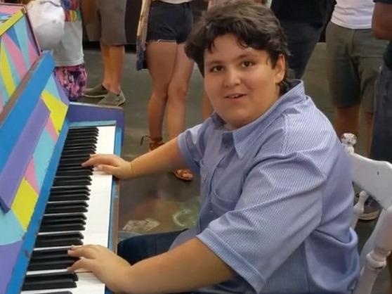Dam dong tap trung xem 'than dong piano' choi dan giua pho hinh anh