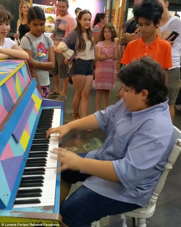 thần đồng piano chơi nhạc giữa phố ảnh 1 than dong piano choi nhac giua pho anh 1